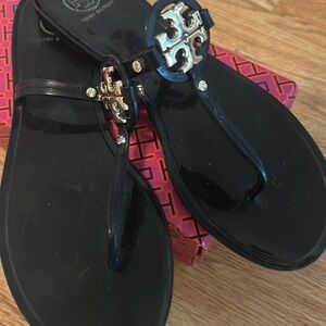 #Toryburch black/gold skinny sandals